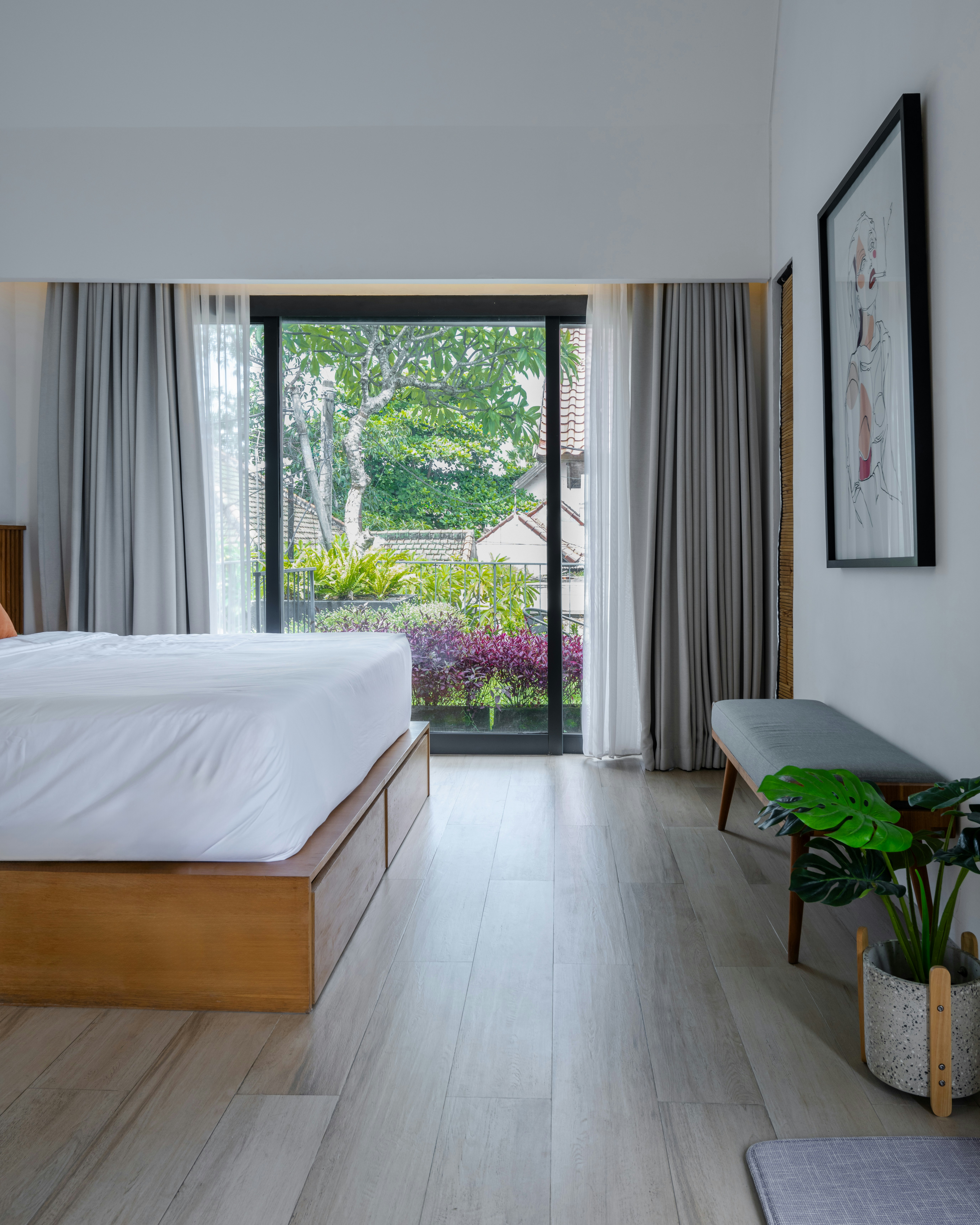“Light oak laminate flooring with a natural wood grain pattern and seamless interlocking planks.”